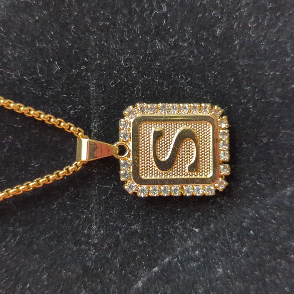 NWOT (264) Gold toned Necklace with Initial "S" Pendant - costume jewelry
